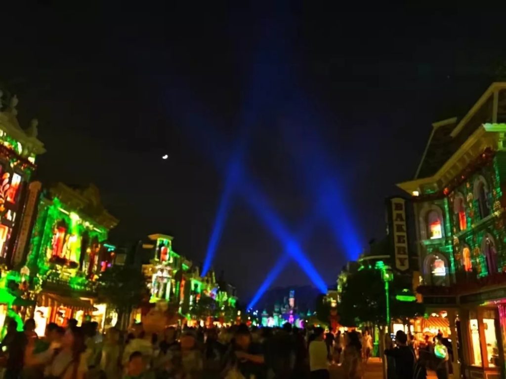 迪士尼乐园墙体灯光投影.webp